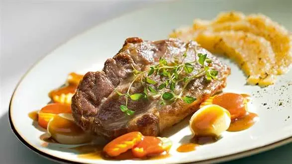 Duszona karkówka  z cynamonem i musem z pieczonych jabłek