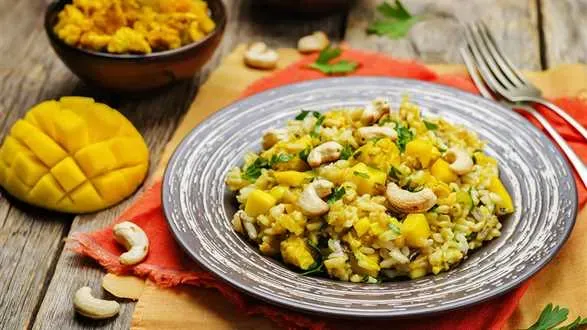 Warzywa po indyjsku z mango i orzeszkami 