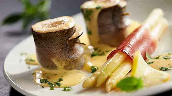 Filet z pstrąga w sosie holenderskim (miętowym) ze szparagami w szynce