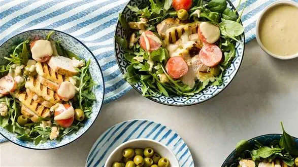 Sałatka ze smażonym serem halloumi, kurczakiem i sosem chałwowym