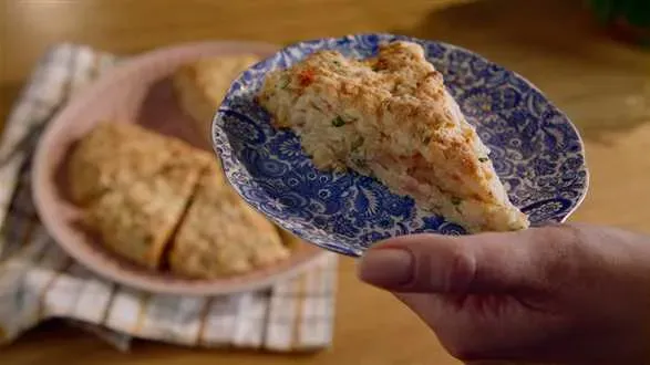 Wytrawne scones z cheddarem i szynką