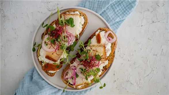 Grzanki z wędzonym na zimno halibutem