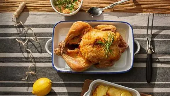 Kurczak cytrynowo-rozmarynowy z zapiekanką dauphinois i marchewką w śmietanie