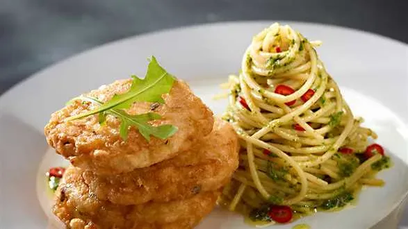 Pierś w panierce serowej z sosem pesto