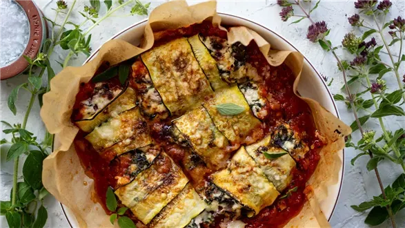 Roladki z cukinii z twarogiem i szpinakiem w sosie pomidorowym