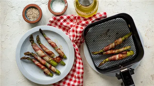 Szparagi w boczku z airfryera