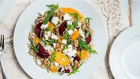 Lekka sałatka z brązowym ryżem