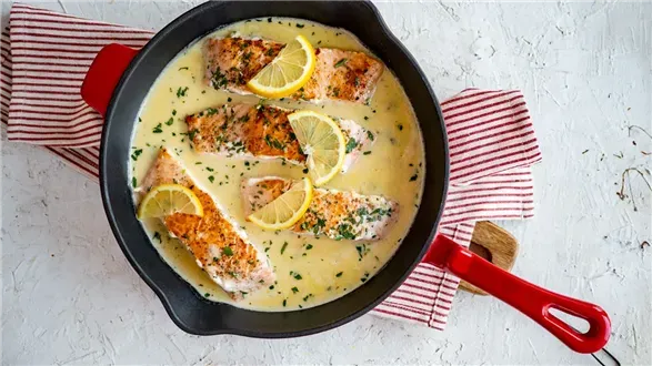 Łosoś w kremowym sosie czosnkowym