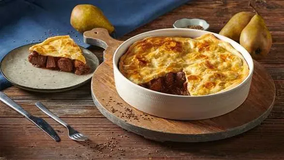 Biała kiełbasa zapiekana w sosie musztardowo-piwnym