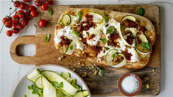 Pinsa z kiełbasą nduja, burratą i cukinią