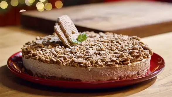 Sernik na zimno na spodzie z korzennych ciastek