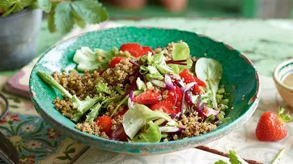 Sałatka z quinoą i truskawkami