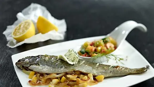 Aromatyczny pstrąg pieczony w ziołach