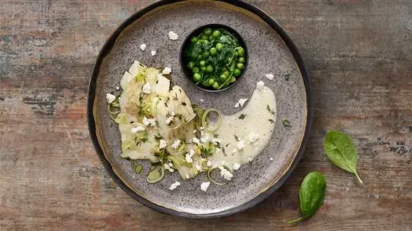 Dorsz pieczony z sosem piwnym i szpinakiem