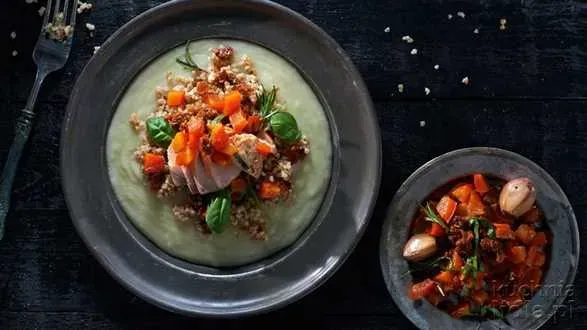 Filet z łososia z kaszą jęczmienną i kremem z kalafiora