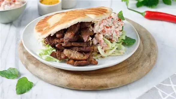 Kebab z karkówki z grilla i sos z pieczoną papryką