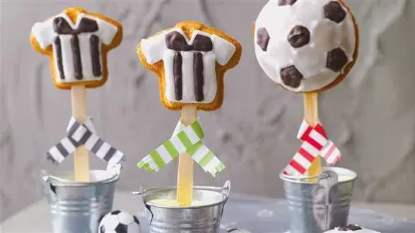 Piłkarskie ciasteczka cake pops z espresso