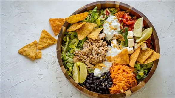 Sałatka z grillowanym kurczakiem MCS