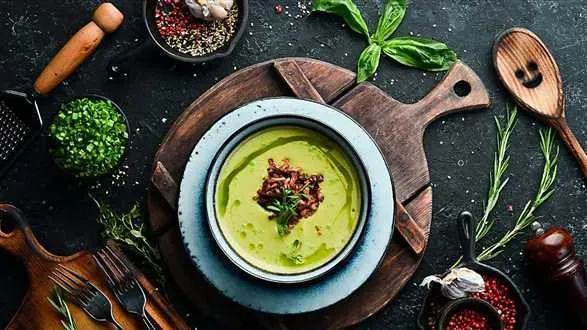 Zielona zupa z bekonem