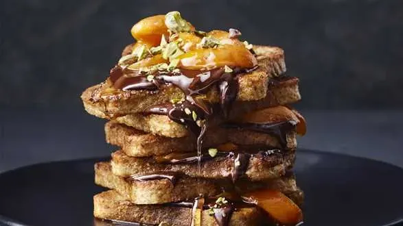 Tosty francuskie z karmelizowanymi owocami