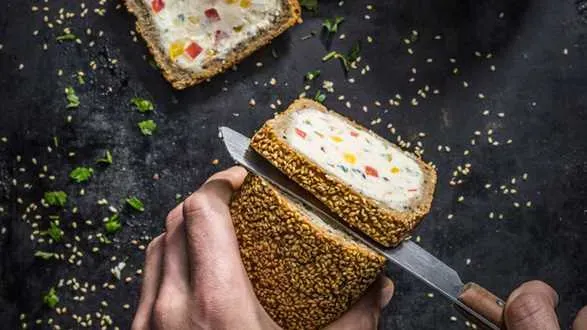 Chleb orkiszowy faszerowany pastą ziemniaczaną z ricottą