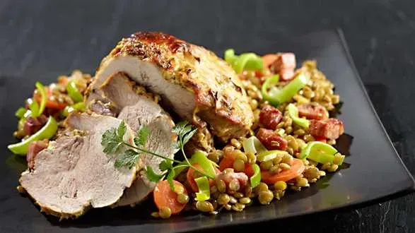 Szynka pieczona w skorupce z musztardy z zieloną soczewicą