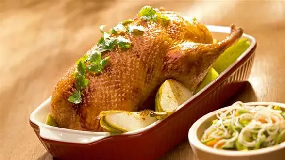 Kaczka po azjatycku  z makaronem chow mein