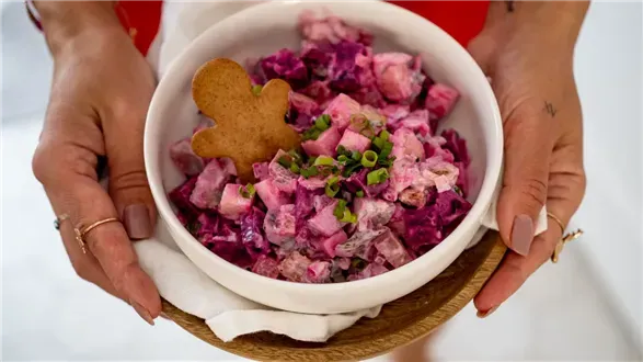 Sałatka śledziowa z buraczkami i piernikiem