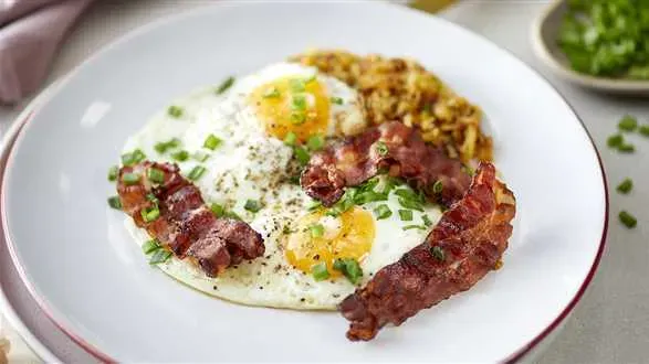 Hash browns z jajkiem sadzonym i boczkiem