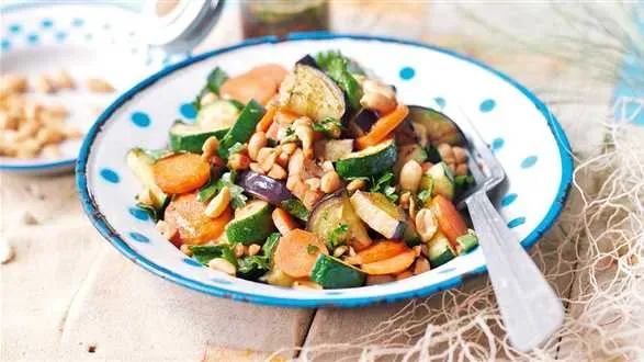 Sałatka warzywna z dressingiem z orzeszków ziemnych