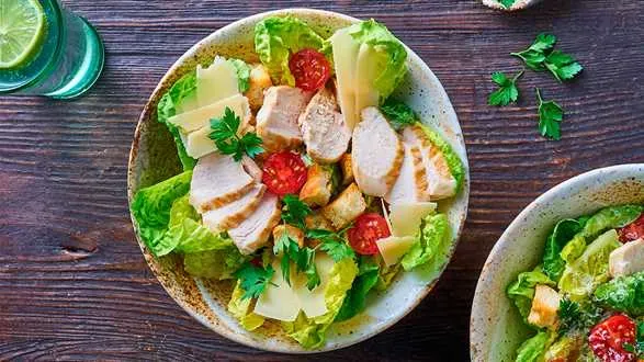 Sałatka cezar z sosem na bazie żółtek jaj