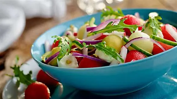 Sałatka z arbuzem, melonem i mozzarellą