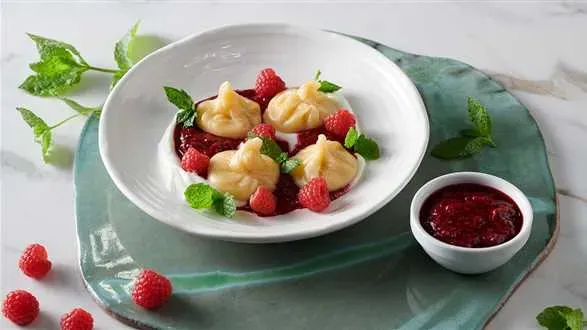 Tatarskie manty z twarogiem i malinami