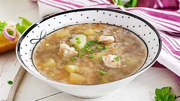 Orkiszowy krupnik z kurczakiem