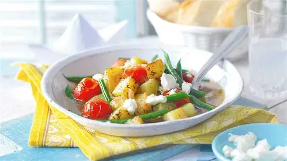 Duszone warzywa z fasolką i ziemniakami z dodatkiem fety