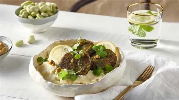 Wegańskie kotleciki z bobu z purée z kalafiora