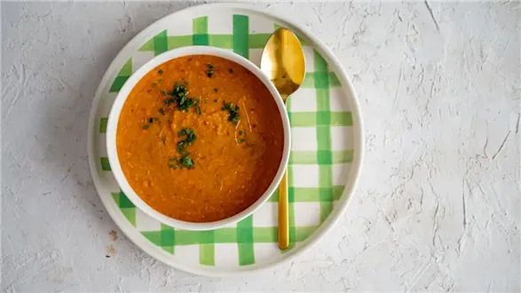 Pikantna zupa z czerwonej soczewicy