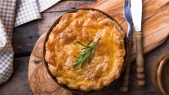 Chicken pot pie — potrawka z kurczaka zapiekana pod kruchym ciastem 