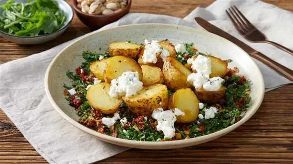 Parowane młode ziemniaczki z gzikiem i salsą