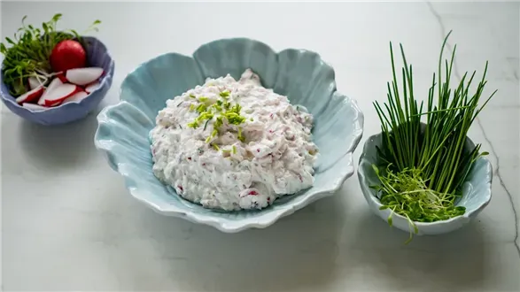 Wiosenny twarożek ze śmietaną, rzodkiewkami i ziołami