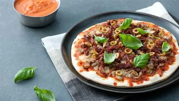 Pizza z mięsem mielonym i suszonymi pomidorami