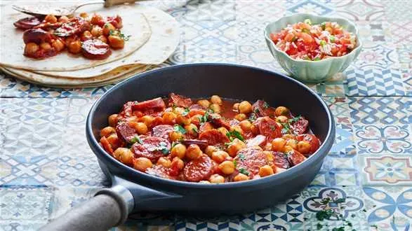 Gulasz z chorizo z ciecierzycą w tortilli