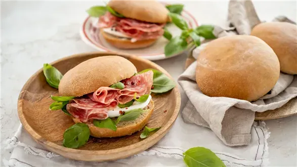 Chlebek puccia z salami i sałatką z bazylii