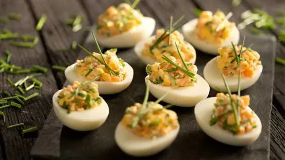 Jaja faszerowane łososiowo-chrzanowe