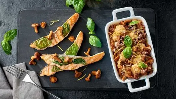 Łosoś smażony z zapiekanką z kalafiora z serem cheddar