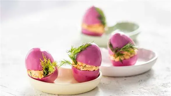 Różowe jajka z kremem chrzanowym