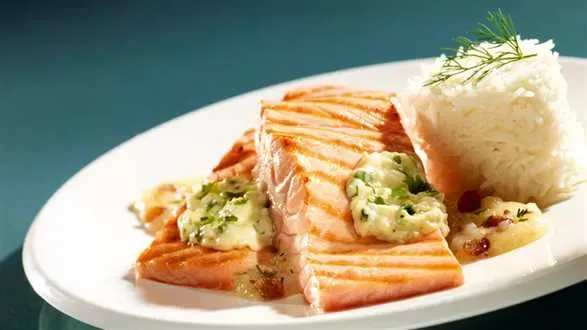 Grillowany łosoś z purée z jabłek i kopru włoskiego