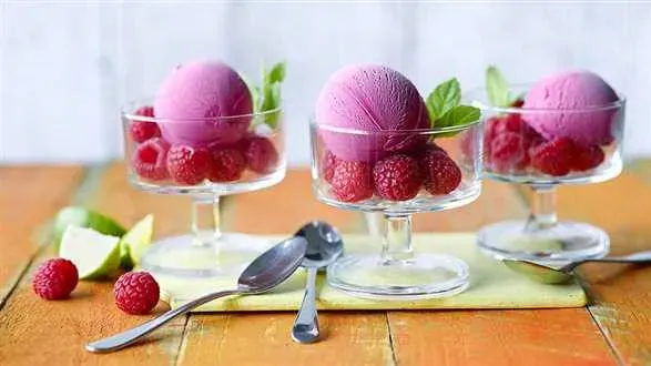 Mrożony jogurt z malinami i limonką