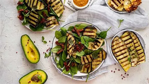 Sałatka z grillowanym bakłażanem