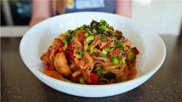 Makaron konjac z kurczakiem z airfryera